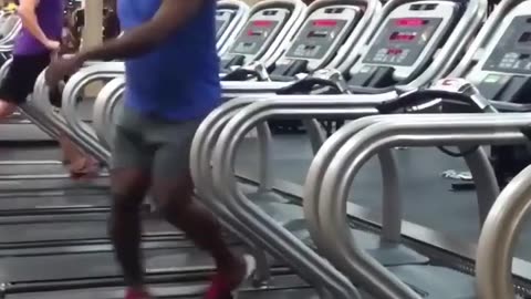 I KNOW THIS PUT A SMILE ON MY FACE 😁WATCH THIS TALENTED MAN DANCING ON A TREADMILL