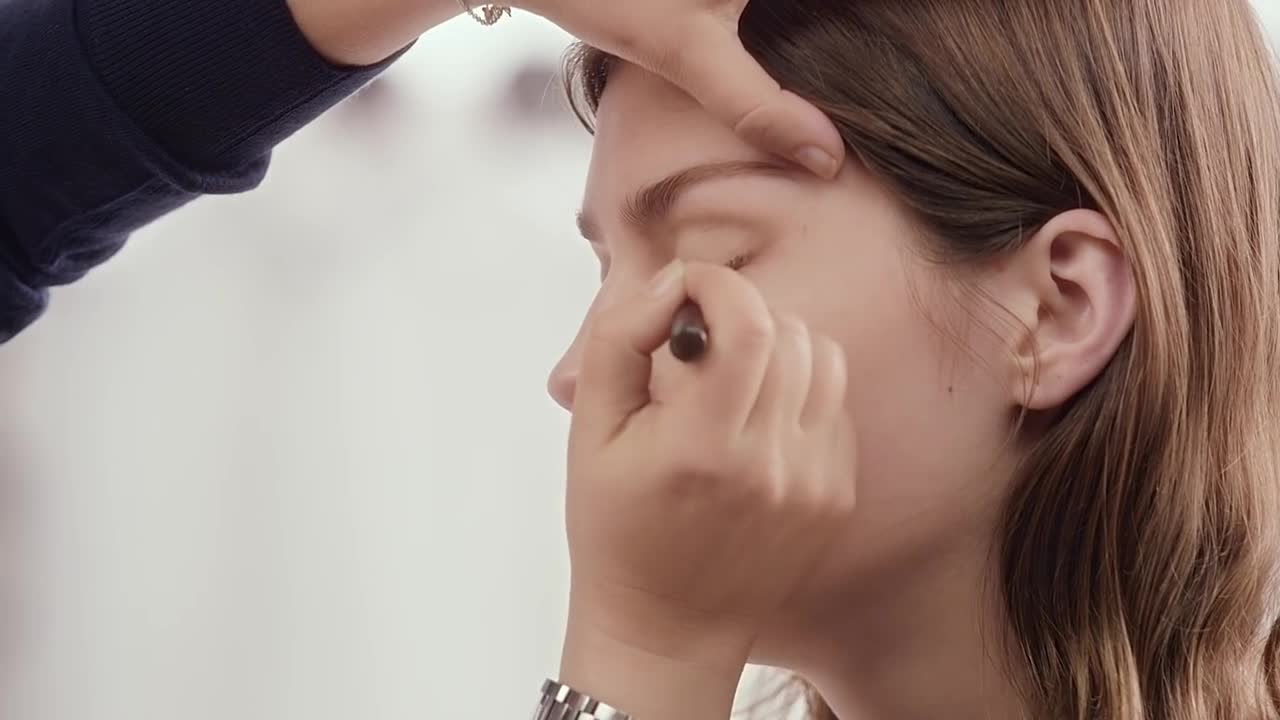 Burberry Make-up Tutorial_ How to Use Eye Colour Contour