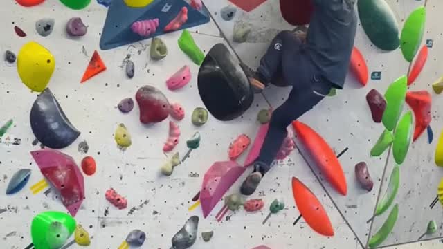 Firmly climb the hard core boulder line. See the magic of knit bar in bouldering