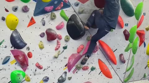 Firmly climb the hard core boulder line. See the magic of knit bar in bouldering