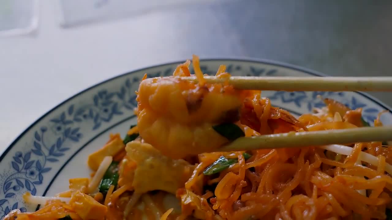 Spicy omelette fried noodles (Pad Thai) - Thai street food#34