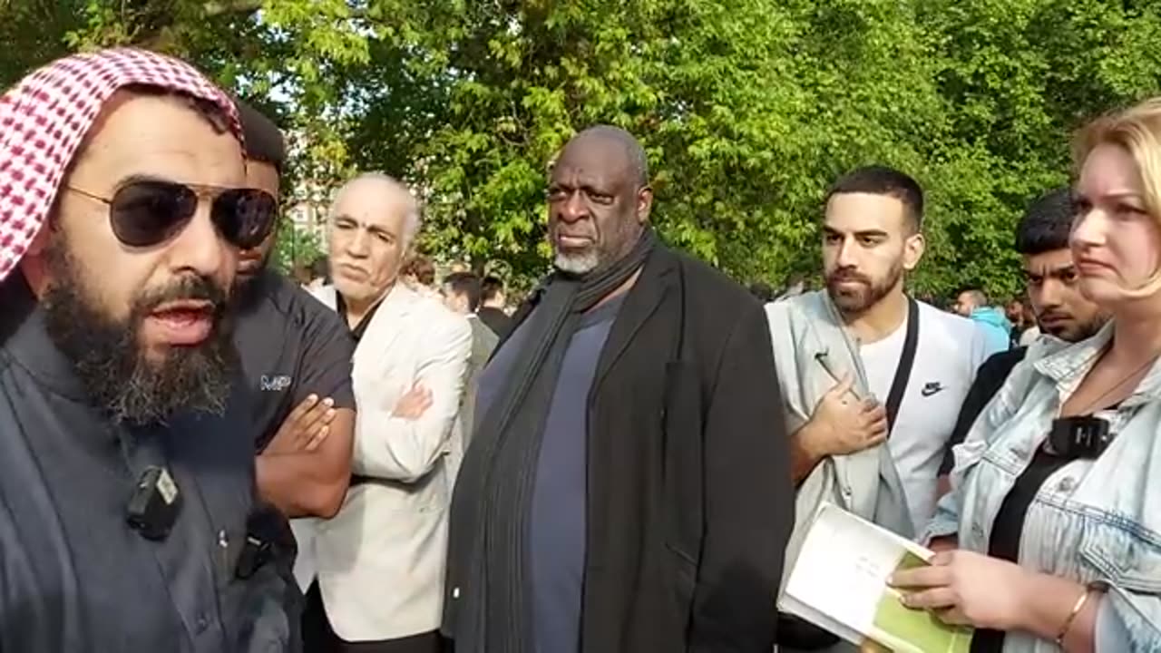 Christian Lady Tried To Expose Sheikh Muhammad! Sheikh Muhammad and Christian Lady Speakers Corner