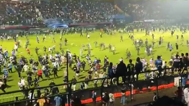 TERAGEDI KANJURUHAN PERTANDINGAN ANTARA AREMA VS PERSEBAYA