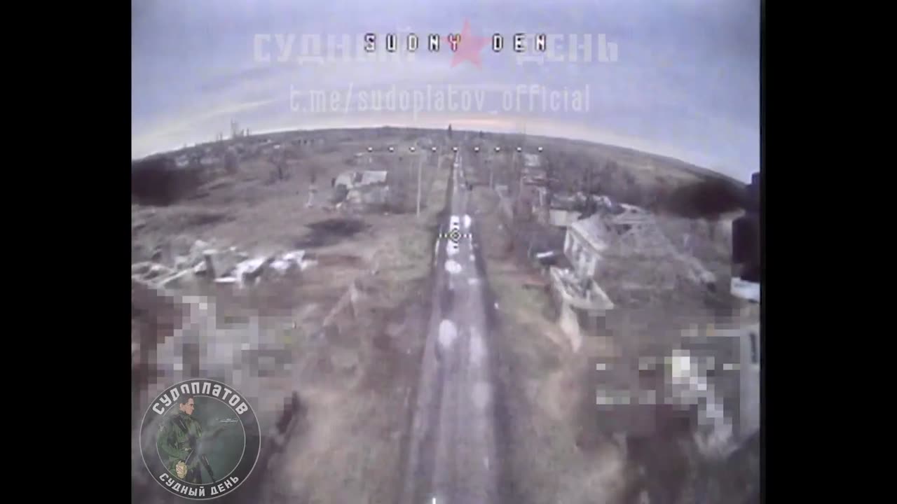 Russian FPV drones hit Ukrainian T-72 and tank crews, near Marinka.