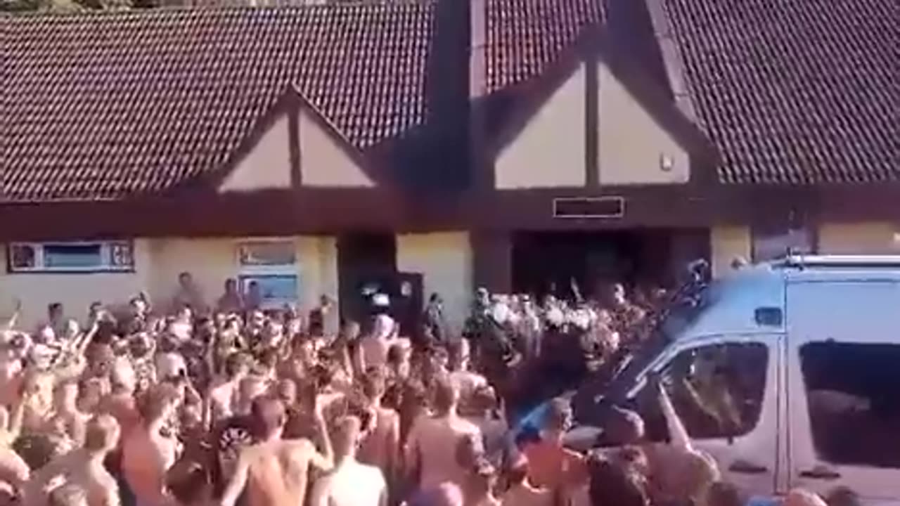 More footage from the Polish city of Bytom as locals gathered to lynch 4 migrants...