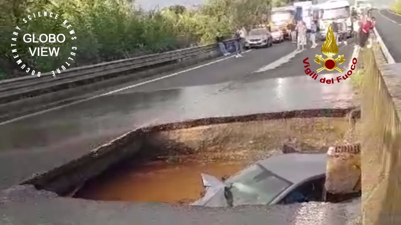 Sinkhole swallows a car and rainwater in Calabria (Southern Italy)