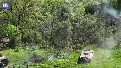 Russian soldiers flee as Ukrainian tank fires point-blank at trench near Bakhmut