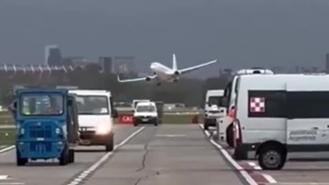 Boeing 737 landing attempt with a well executed go around!