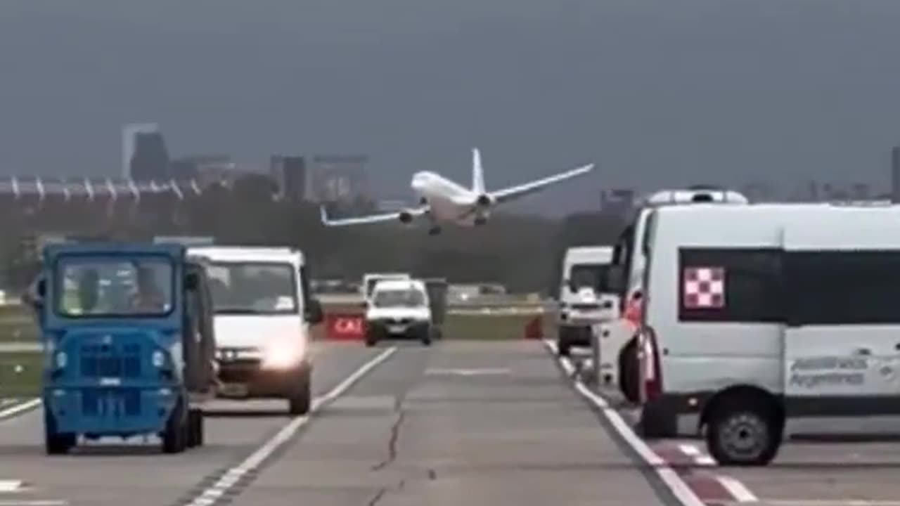 Boeing 737 landing attempt with a well executed go around!