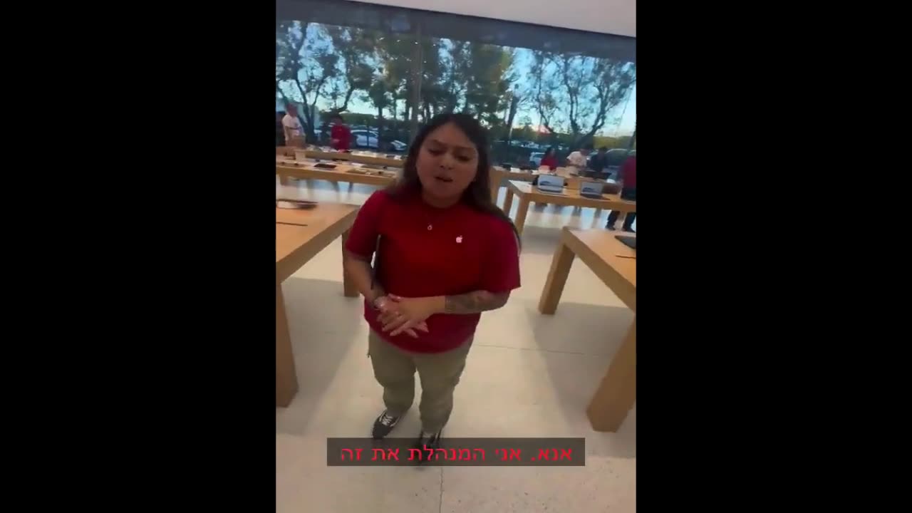 Customer At An Apple Store Gets Upset