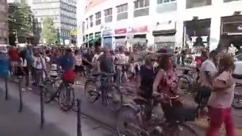 Large protest in Milan against the gender propaganda "Normal family, natural value.