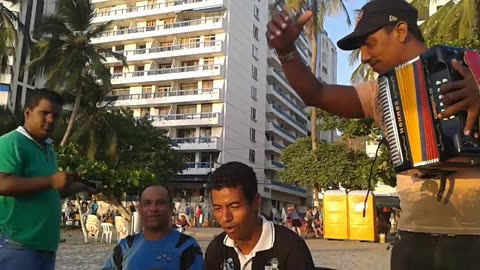 Pedazo de acordeón - Puya vallenata en El Rodadero