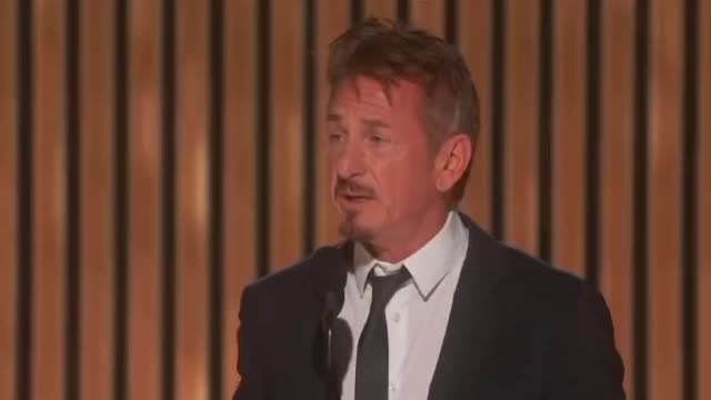 Sean Penn introduces Zelenskyy at the golden Globes 2023