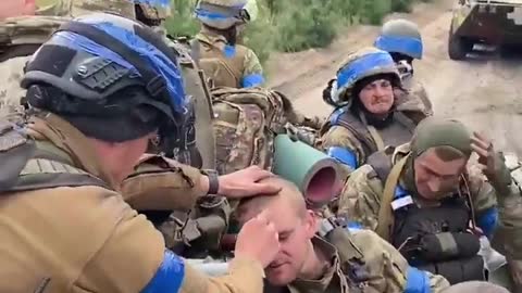 Ukrainian field chaplain crosses soldiers with holy oil (miros