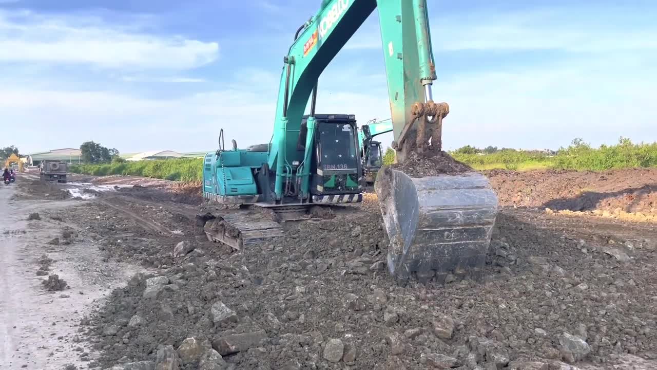 Power KOBELCO SK200 Help roller HaveProblem When Drive Back Unloading Soil road construction project