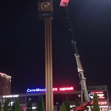 Za zvuků písně Goodbye, America se v Bělgorodě rozebírá McDonald's