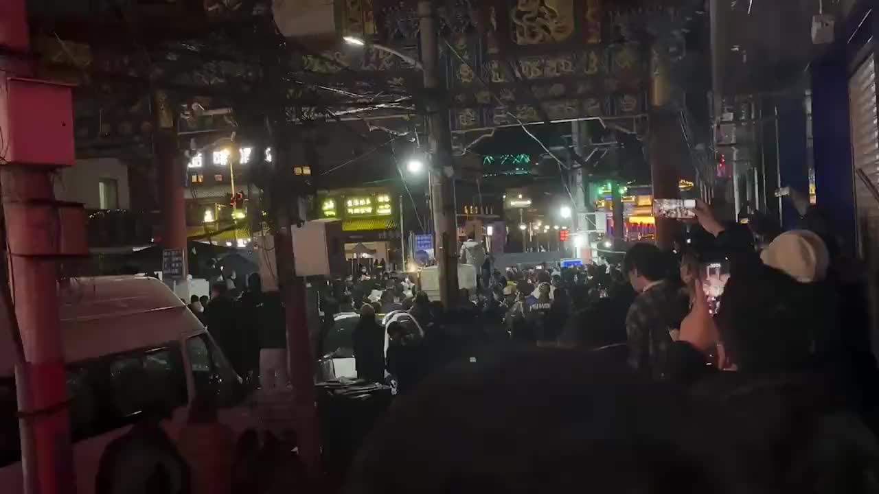 “End the lockdown!” as the people gather at King's Palace in Beijing