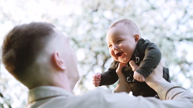 Soooo cute lovely baby! Laughing~
