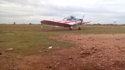 Despegue de avioneta fumigadora de arroz