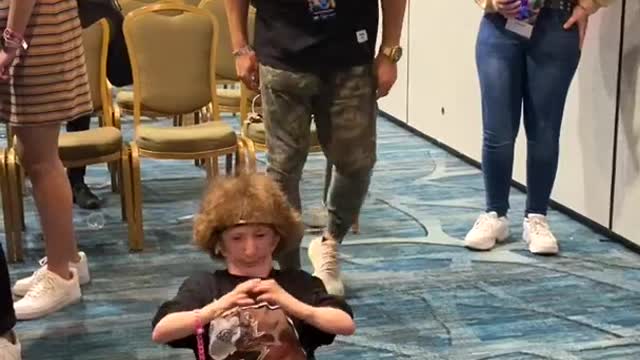 AMAZING DANCER SHOCKS EVERYONE!