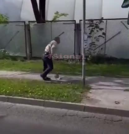 Nacisté v Lotyšské Rize napadli starého muže s ruskou vlaječkou