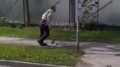 Nacisté v Lotyšské Rize napadli starého muže s ruskou vlaječkou