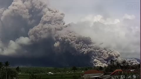 Dramatic Timelapse of Eruption at Semeru Volcano