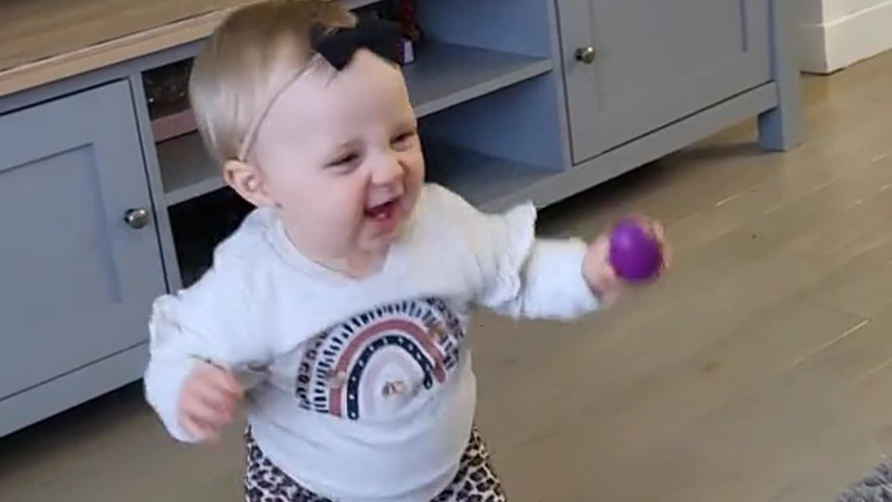 Scottish Baby Loves To Wiggle To Amy MacDonald Song