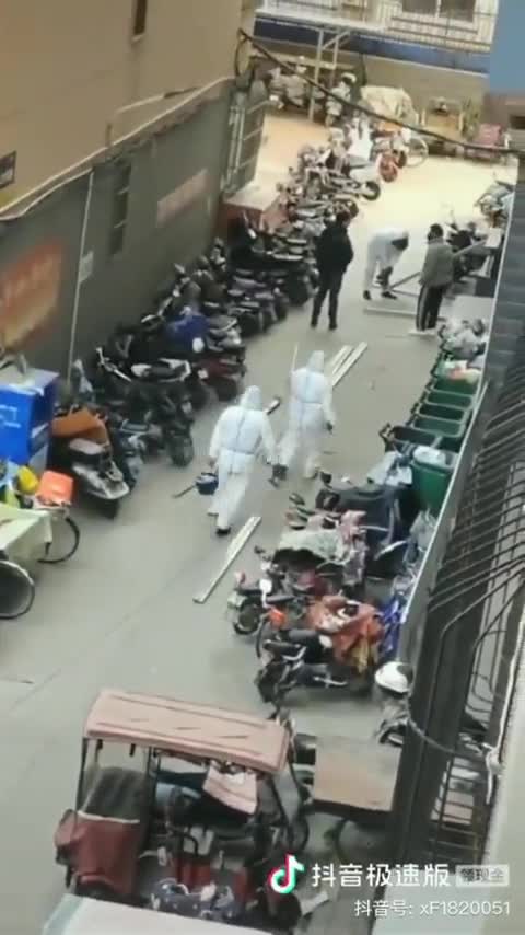 ΚΙΝΑ-ΚΛΕΙΙΔΩΝΟΥΝ ΤΟΝ ΚΟΣΜΟ