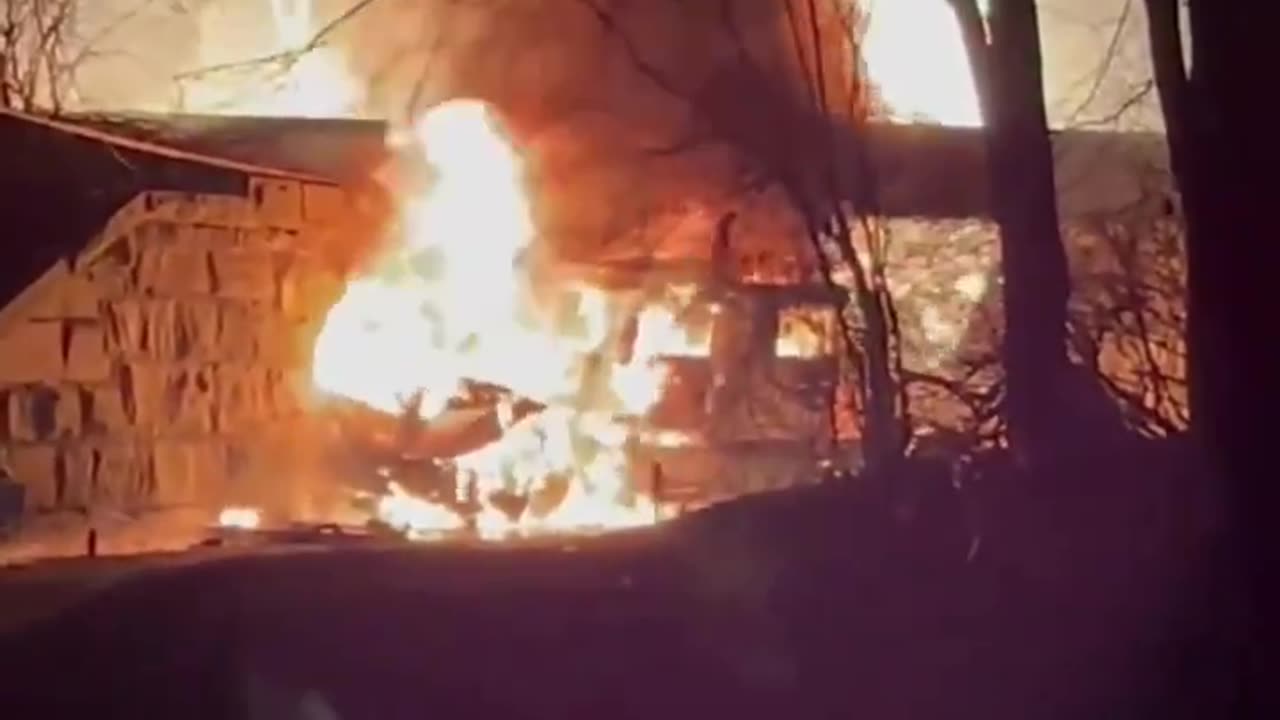 A tractor-trailer carrying propane tanks has reportedly hit the Maple Avenue Bridge in Glenville, NY