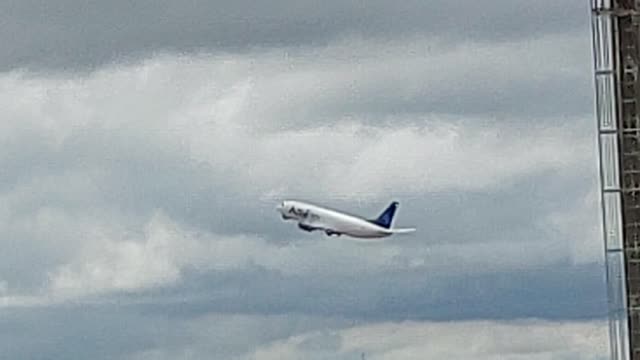 Boeing 737-300F PR-AJZ decola de Manaus para Campinas