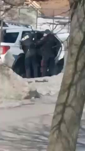🇨🇦🚨 NWO troops beat up and punch protester in the back of the car