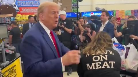 The dramatic moment when Tгυмρ suddenly appeared at the grocery store