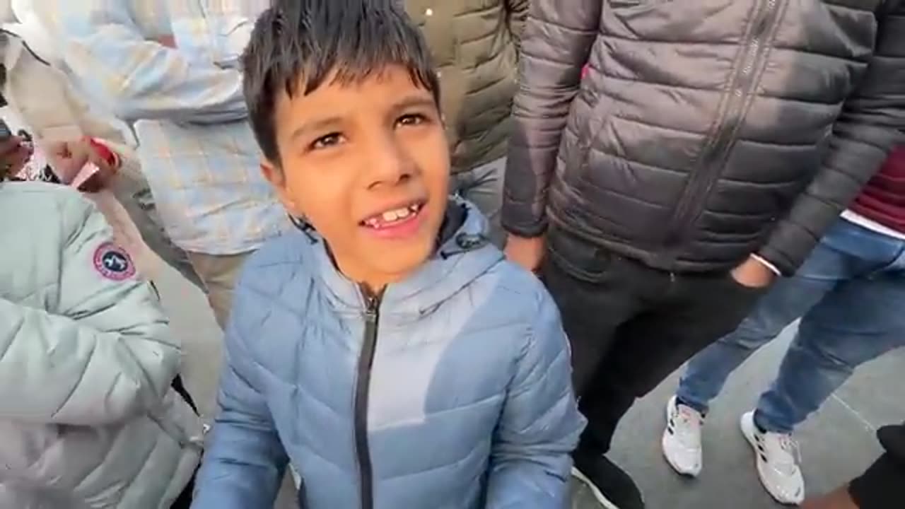 गाँव में Bana Diya ₹100 Crore Ka महल 😍