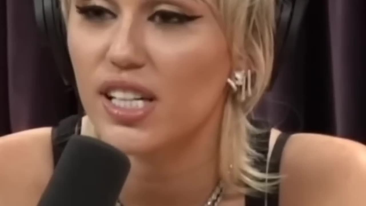 Joe Rogan goes crazy and attacks Miley Cyrus!!!!