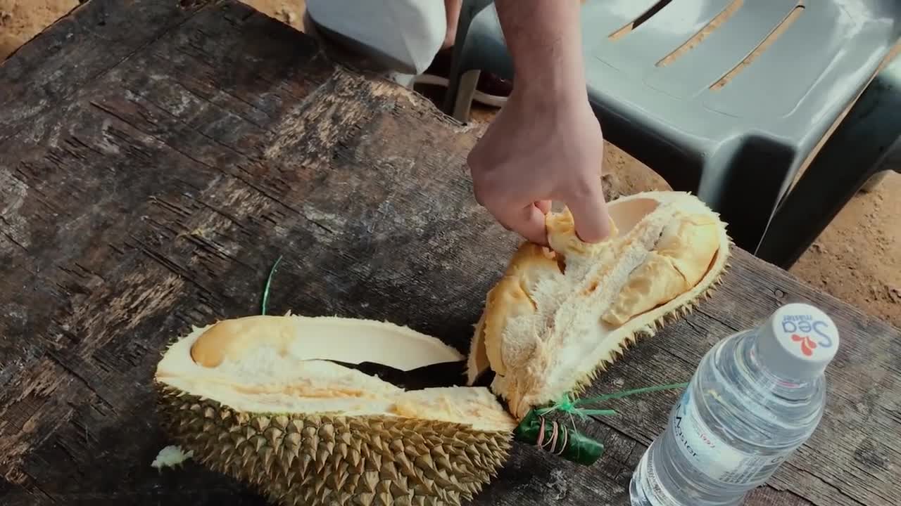 Mexican tries durian in Malaysia (The king of fruits)