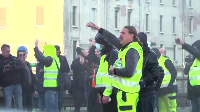 Water cannon at Italian anti-Green Pass protest