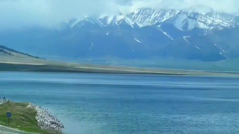 The mountains and waters of Greater Xinjiang are more beautiful.