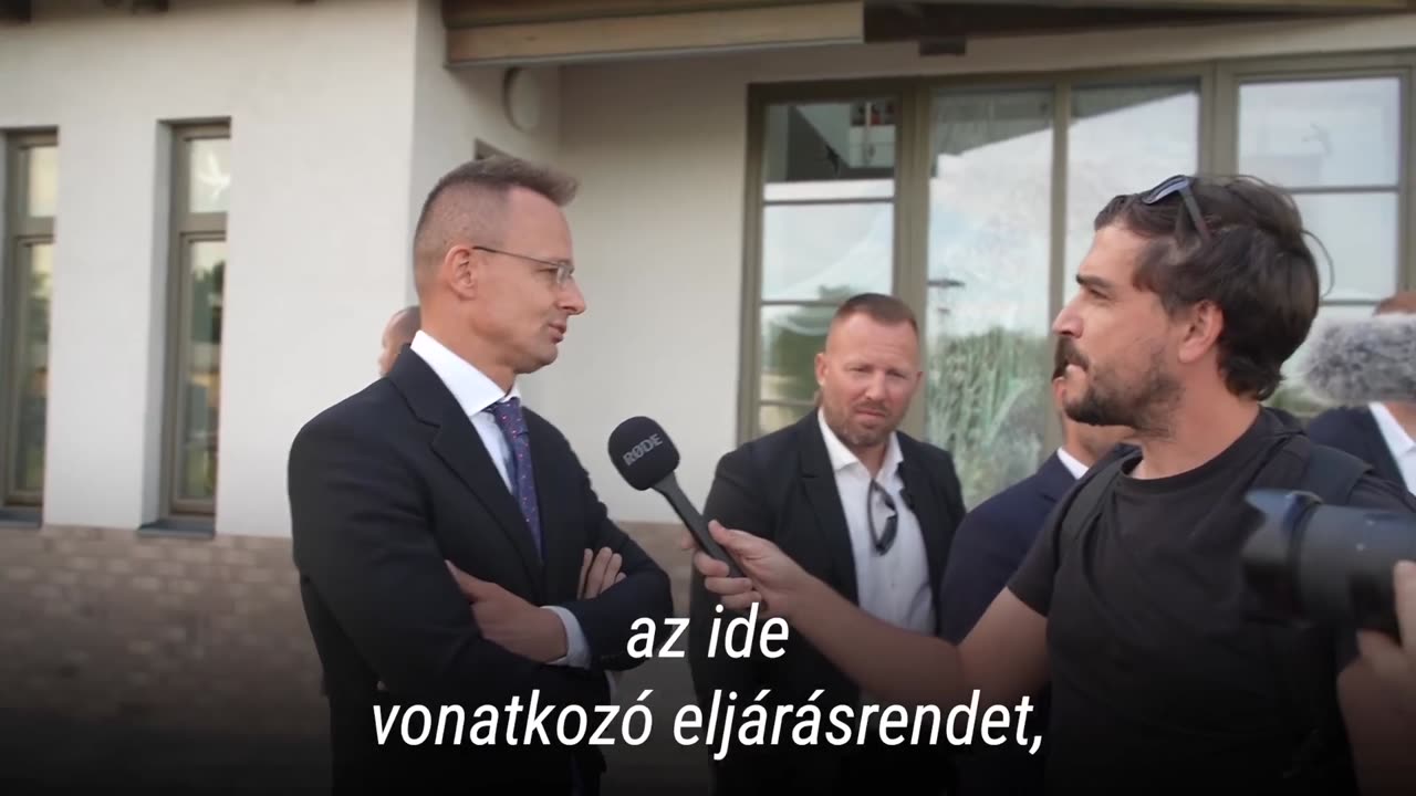 Szijjártó vs. 444