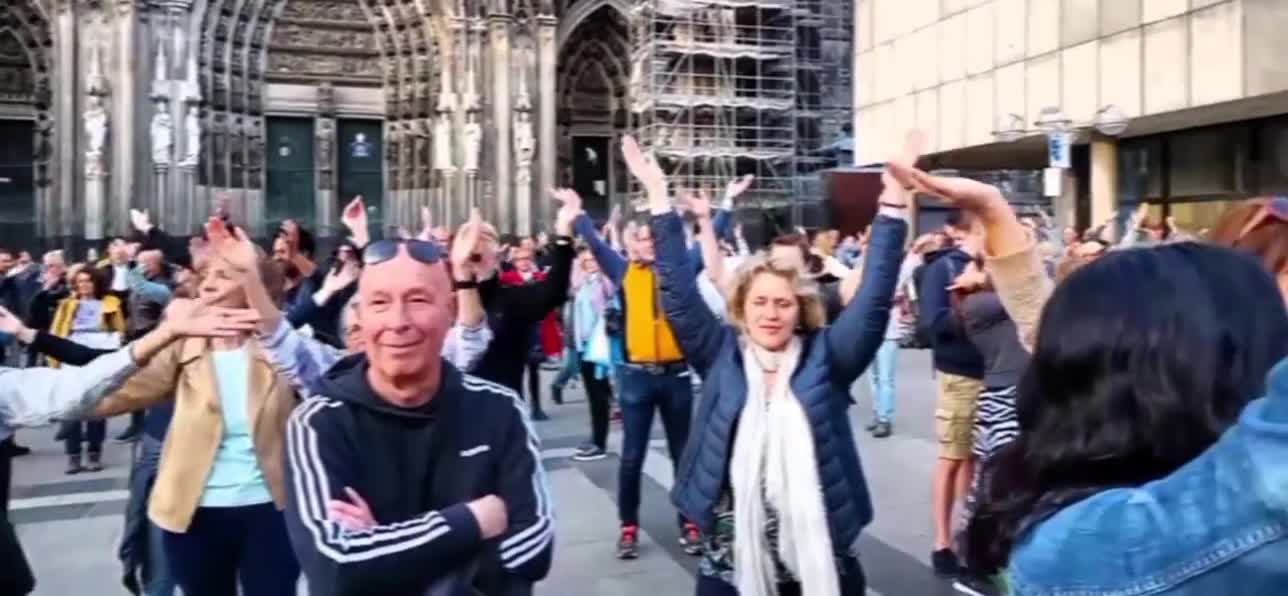 The German People Thunderously Clap Against Olaf Scholz and the Authoritarian Regime in Cologne