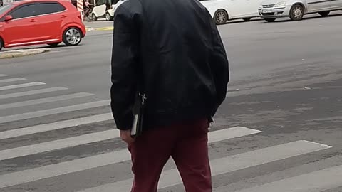 ΣΤΗΝ ΑΝΑΜΠΟΥΜΠΟΥΛΑ Ο ΛΥΚΟΣ ΧΑΙΡΕΤΑΙ - ΟΙ ΧΙΛΙΑΣΤΕΣ ΑΝΕΝΟΧΛΗΤΟΙ ΣΤΟΥΣ ΔΡΟΜΟΥΣ