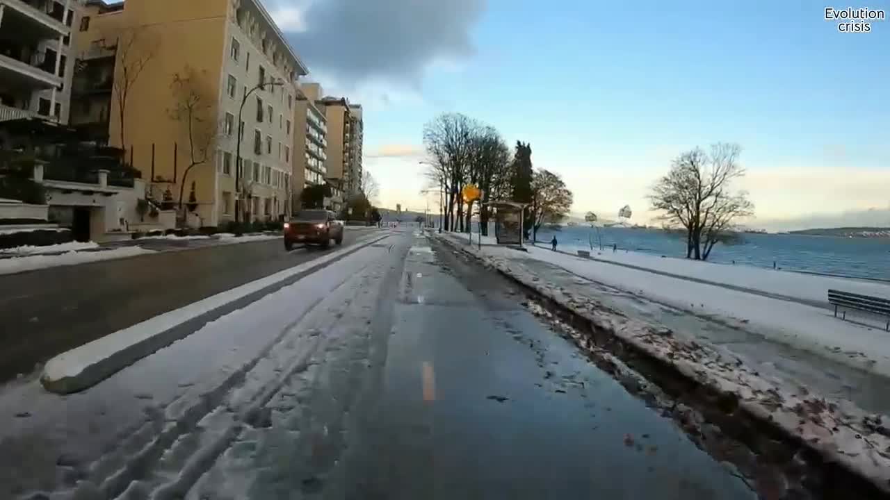 BC snowstorm buried the streets! Blizzard strikes Vancouver causes car sliding