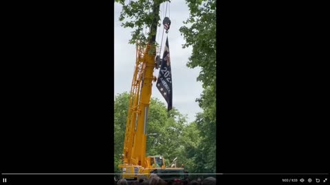 Một cần cẩu ở Bronx giương cao một lá cờ KHỔNG LỒ có nội dung "Trump cho năm 2024"