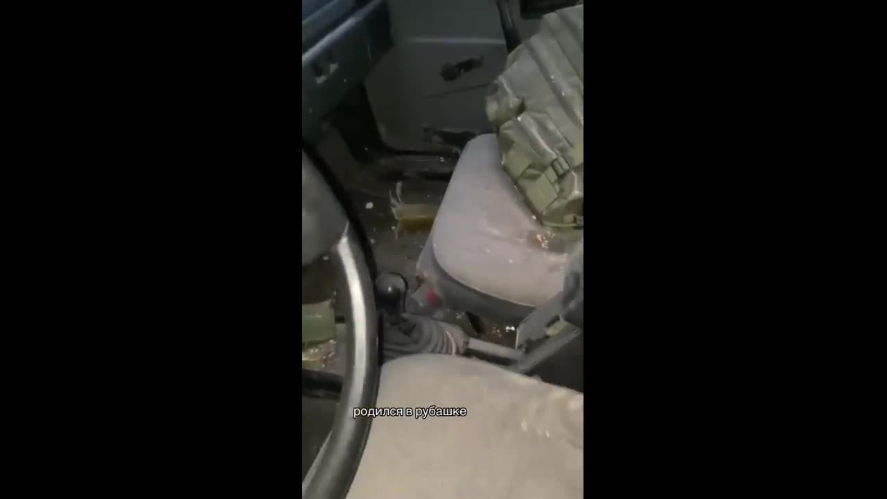 Нашему бойцу повезло, fpv- дрон противника залетел к нему в автомобиль и не сработал