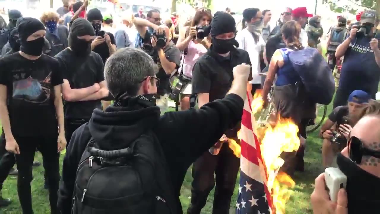 Aug 6 2017 Portland 1.2.1 Antifa burn flag near the freedom march group 2