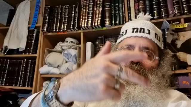 בין דדי אשה טפח סבר רב אחא בריה דרבא קמיה דרב אשי למימר טפח למעליותא - שיר נ נח מסכת כתובות דף עה