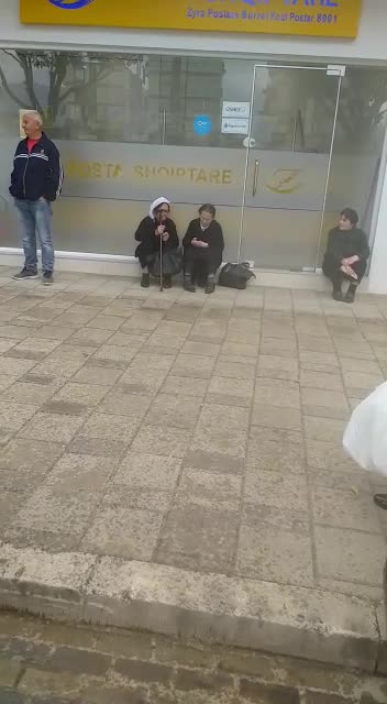 Punonjësit e Postës mbyllin zyrat dhe shkojnë te Rama, lënë pensionistët pas derës