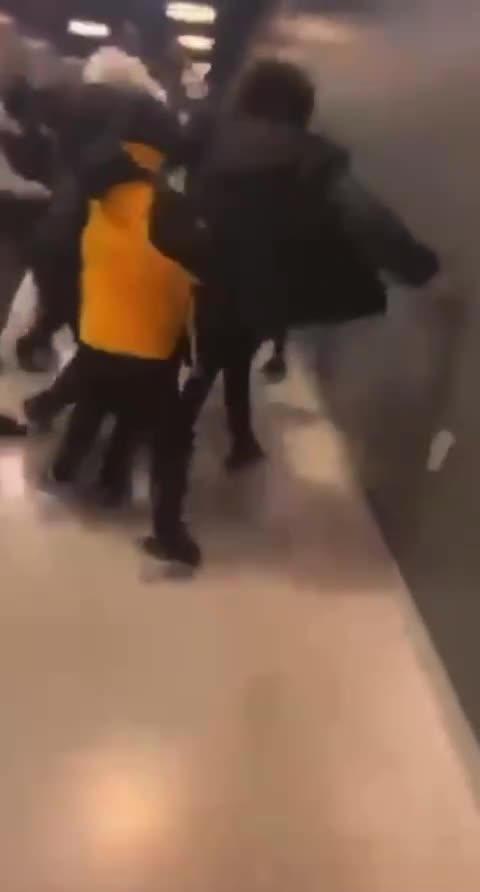 12 Migranten überfallen Briten und er haut alle weg