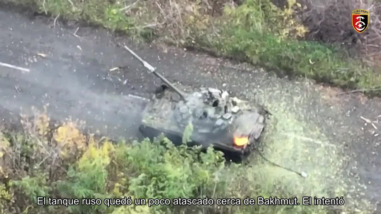 El tanque ruso quedó un poco atascado cerca de Bakhmut. Trató de escapar. Pero los muchachos de l