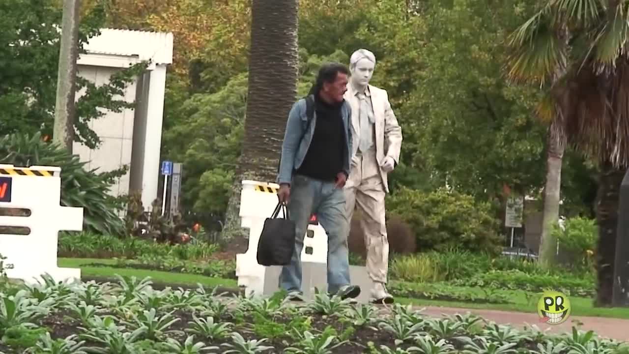 Funny Statue Scares